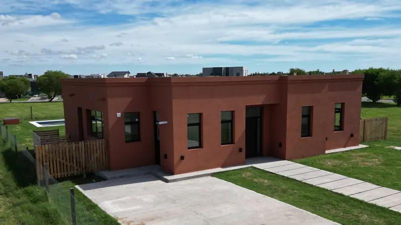 Frente de la vivienda de ladrillo