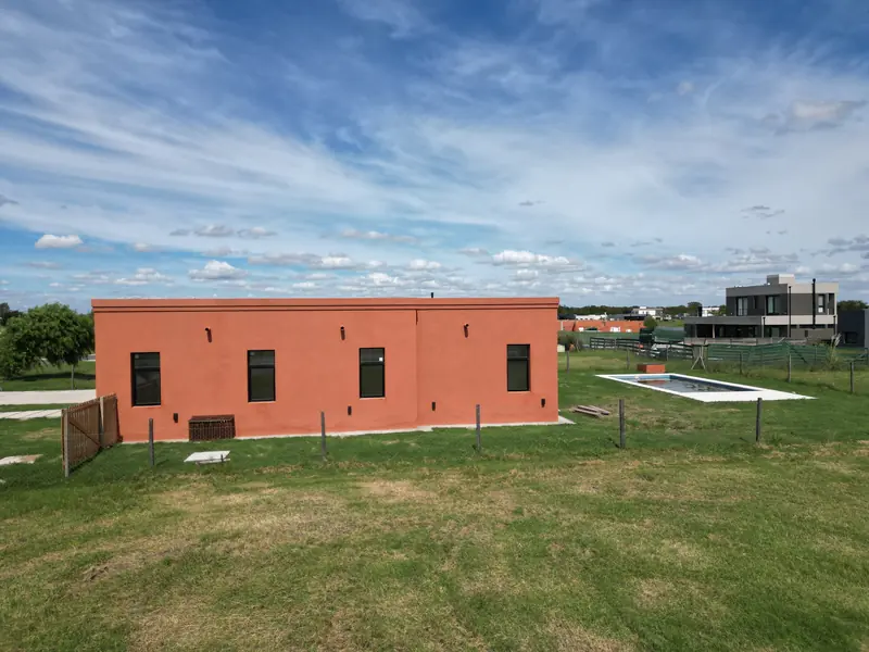 Vivienda de ladrillo con jardín y pileta