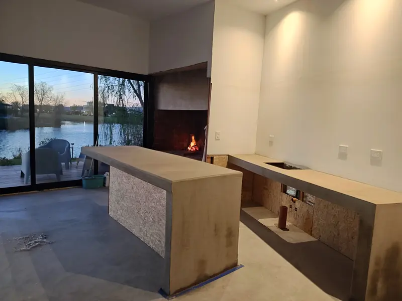 Cocina con isla y ventanal hacia el exterior