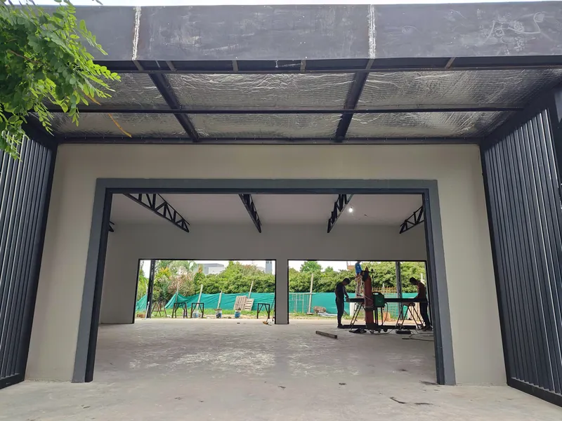 Galería con estructura metálica de cabreadas a la vista, en obra
