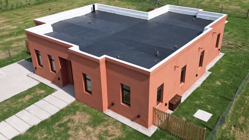 Vivienda de ladrillo vista con techo plano, vista aérea